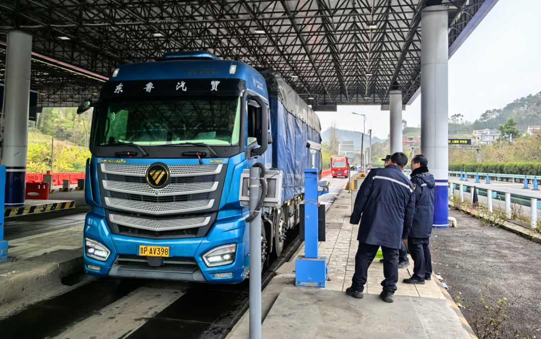 執法人員對過往車輛開展聯合檢查。