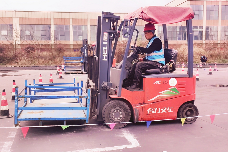畢節叉車培訓基地學員實操 七星關區融媒體中心供圖