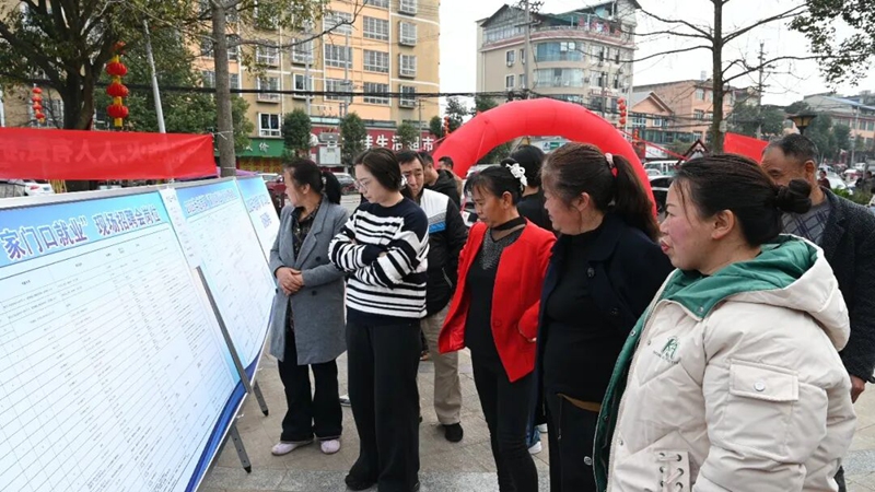 圖為：龍崗鎮就業宣傳欄