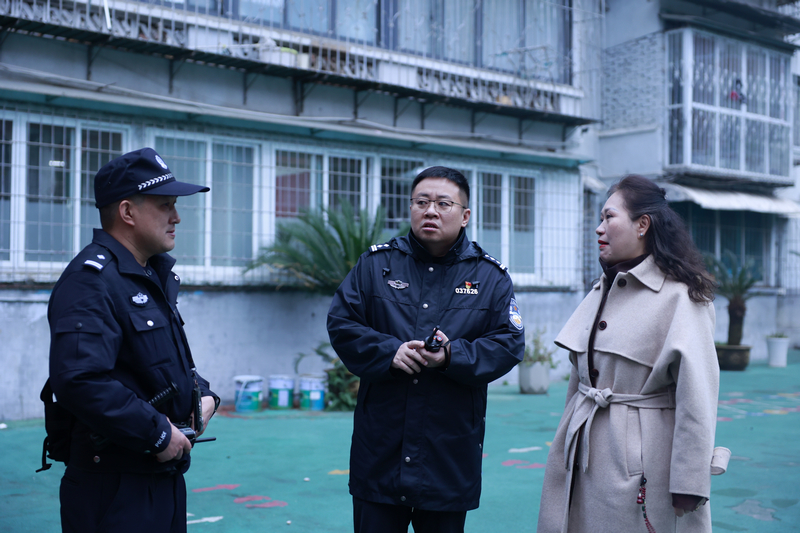 南明公安分局黨委副書記、政委曹偉在貴溪路小學檢查開學季工作情況。