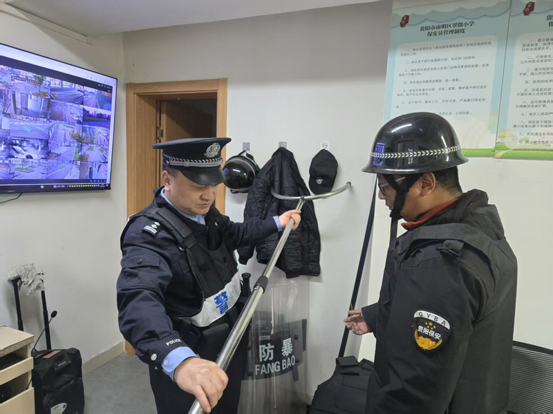 油榨派出所民警申軍在翠微小學檢查安防設施。