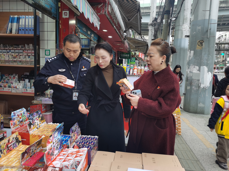 望城派出所民警羅仕海對校園周邊商鋪開展走訪。