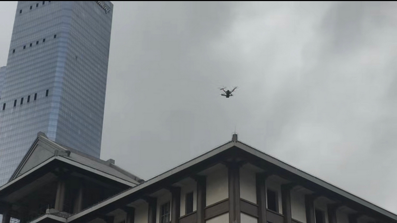 花果園街面警務站無人機空中喊話。