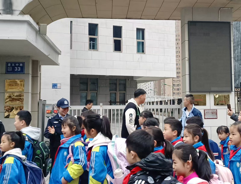 五裡沖派出所民警王茜在花果園第二小學護學。