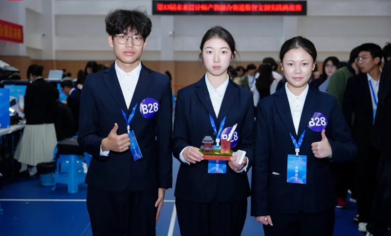 “以赛促学” 。