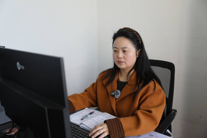 2月28日，杨恩兰正在整理参会建议。朱芸摄