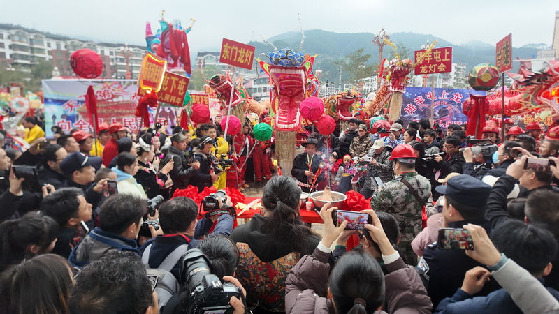 数万群众和游客共赴非遗盛宴。