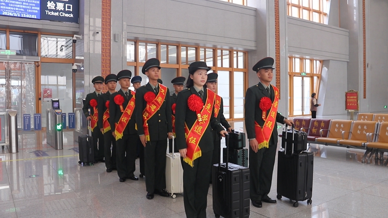 16名退役军人光荣返乡。