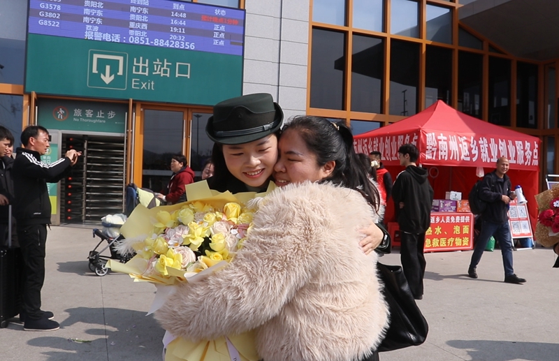 16名退役军人光荣返乡。