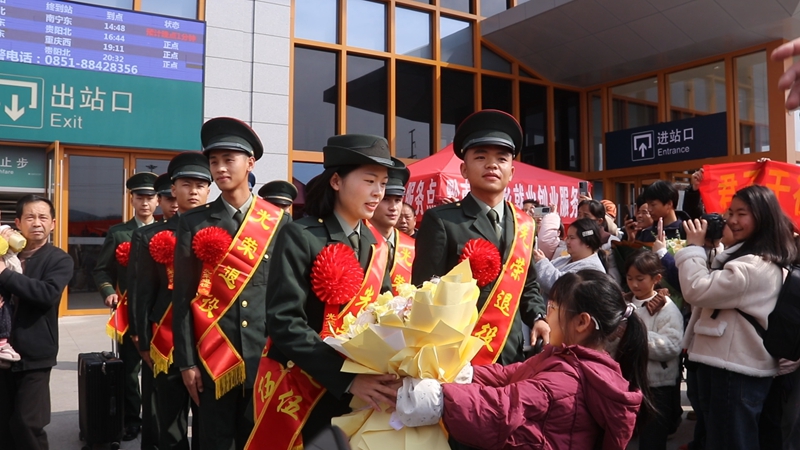 16名退役军人光荣返乡。