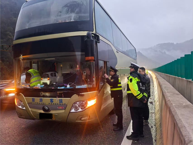 2 图为执法人员何桡安抚乘客和驾驶员情绪.