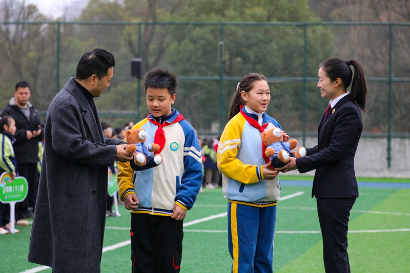 3月2日，黔西市检察院的检察干警来到黔西市凤凰实验学校开展“开学第一课”法治进校园宣传活动。