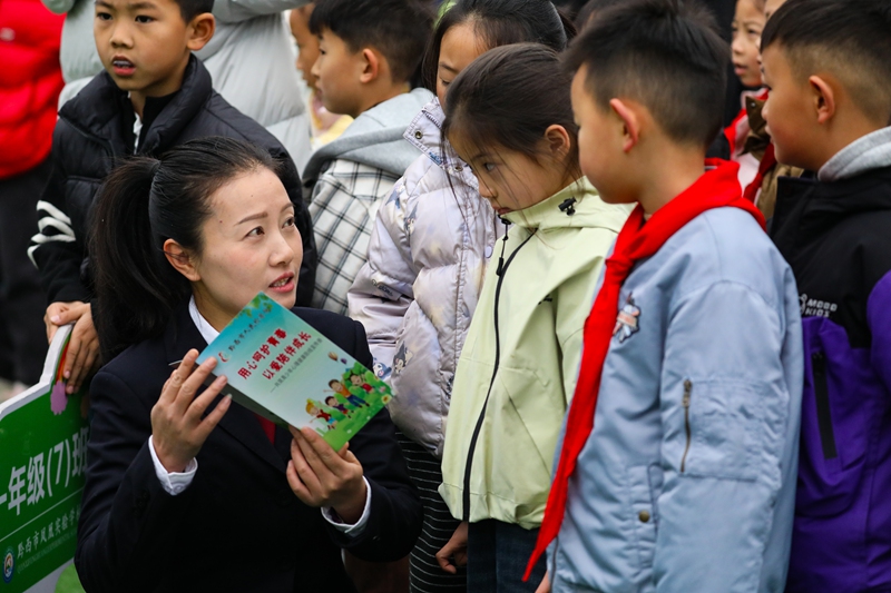 3月2日，黔西市检察院的检察干警来到黔西市凤凰实验学校开展“开学第一课”法治进校园宣传活动。