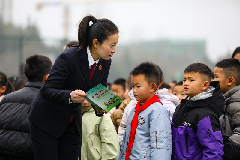 3月2日，黔西市检察院的检察干警来到黔西市凤凰实验学校开展“开学第一课”法治进校园宣传活动。