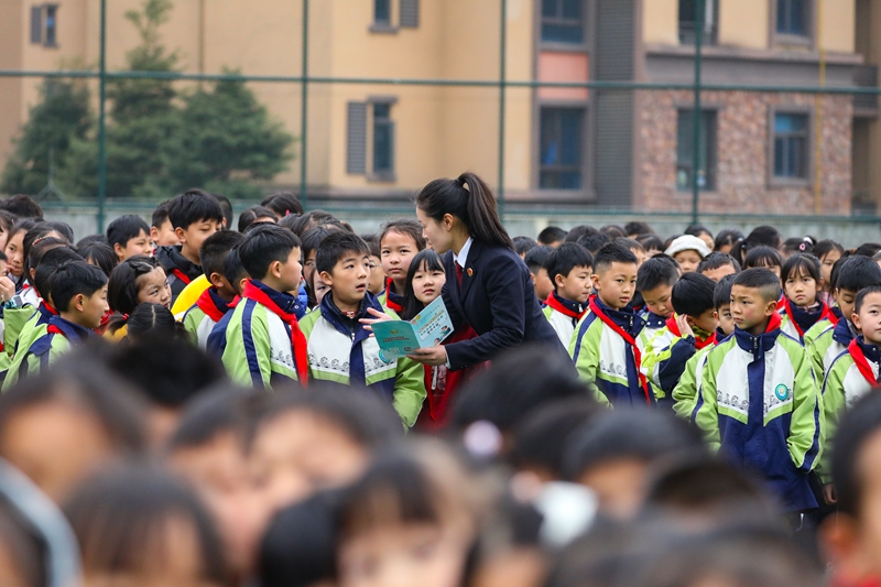 3月2日，黔西市检察院的检察干警来到黔西市凤凰实验学校开展“开学第一课”法治进校园宣传活动。