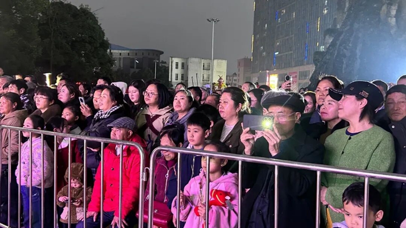 觀眾觀看路邊音樂會。