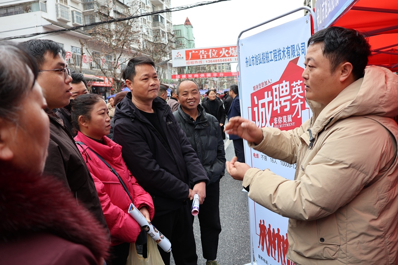 圖為：浙江企業工作人員介紹公司招聘信息