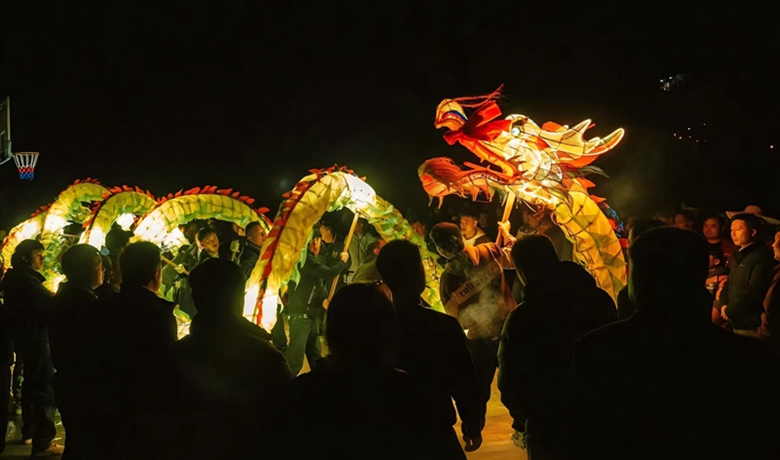 路暢燈紅年味濃 龍騰苗舞醉春風