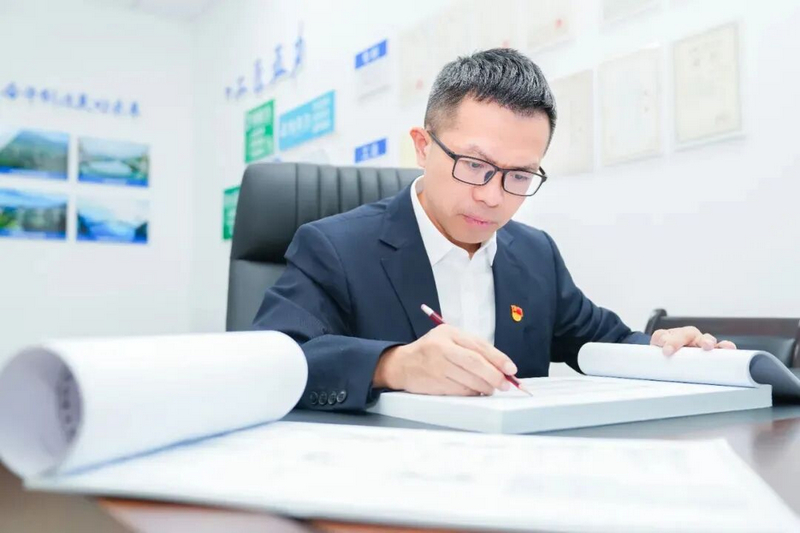 工作中的郭吉平。