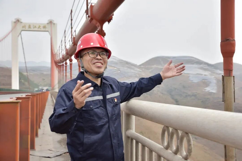 在建設現場的郭吉平。