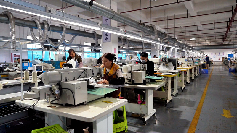 盘州众成鞋业生产车间，工人们正在各生产线上忙碌着。