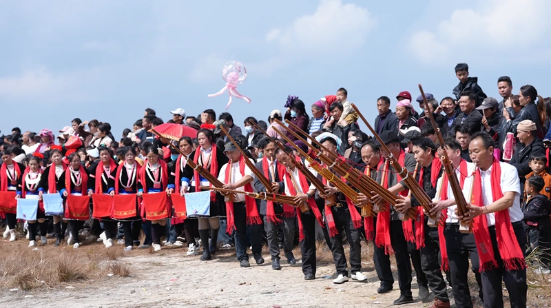 2 惠水縣擺金鎮冗拱村第四屆樓梯坡苗族文化藝術節新春專場在青山間啟幕。吸引各族同胞與游客歡聚，共鬧新春。.jpg