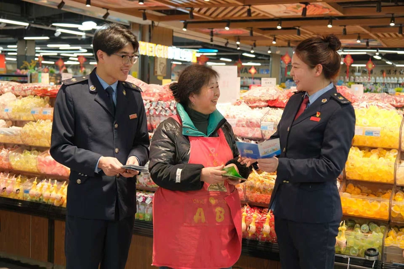 3 普安縣稅務局開展春節前涉稅服務專項行動，上門走訪普安縣家家福超市，了解其經營需求和發票使用情況，解決辦稅難題。（劉蘇慶 攝）.jpg