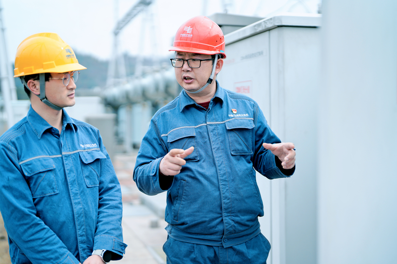 周敬余（右）給新員工現場教學。陳濤攝