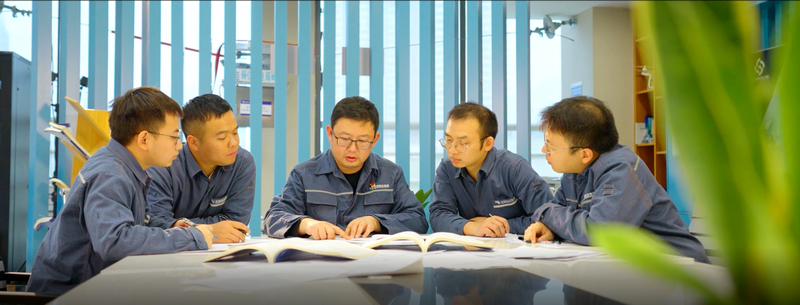 周敬余（中）在創新工作室給新員工講解創新知識。陳廈華攝