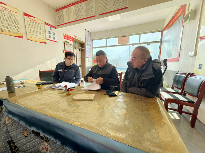 _貴州電網公司銅仁石阡供電局工作人員與鞠華國交流了解村裡用電需求。田耘攝