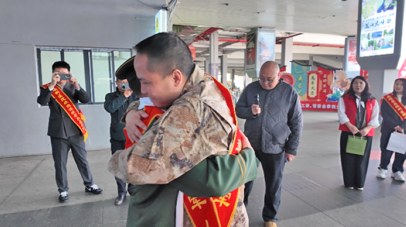 安顺经开区欢迎退役军人光荣返乡。