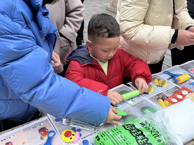 书香作伴闹元宵。