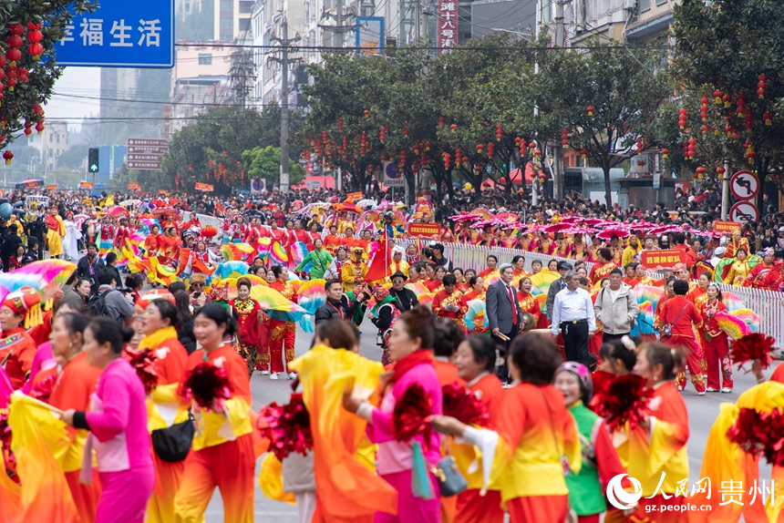 2026年“盘州春韵”舞龙舞狮秧歌花车民俗巡游现场。人民网记者 涂敏摄