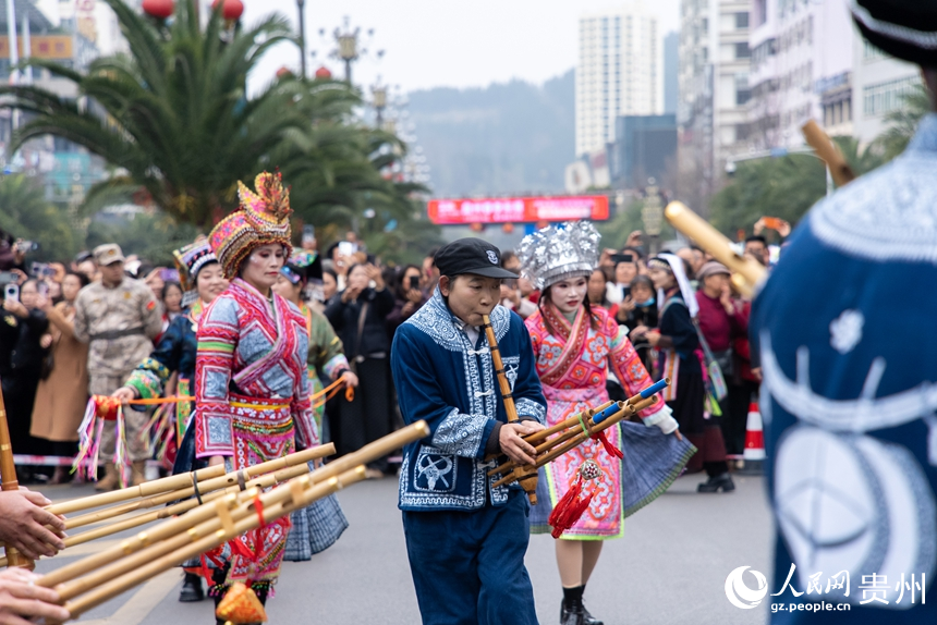 巡游现场。人民网记者 涂敏摄