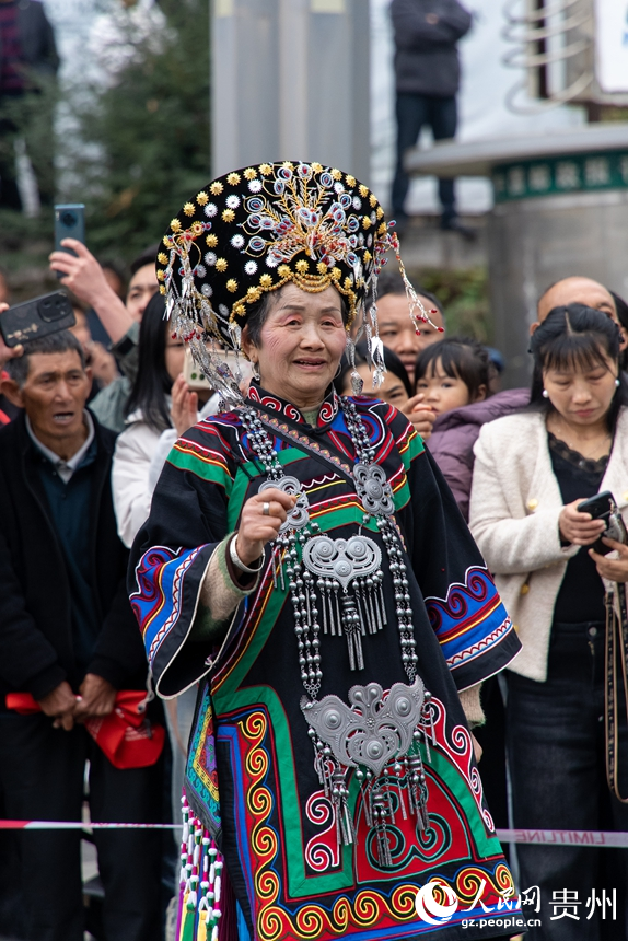 巡游现场身着少数民族盛装的老人。人民网记者 涂敏摄