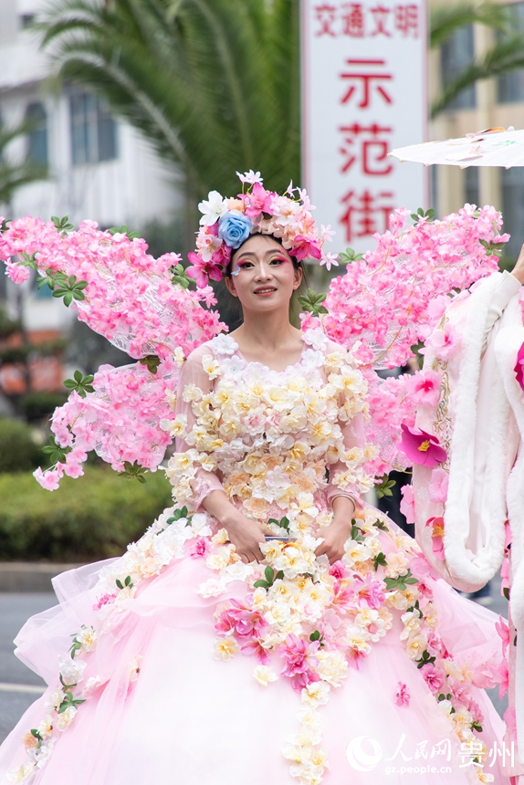 巡游现场的“花仙子”。人民网记者 涂敏摄