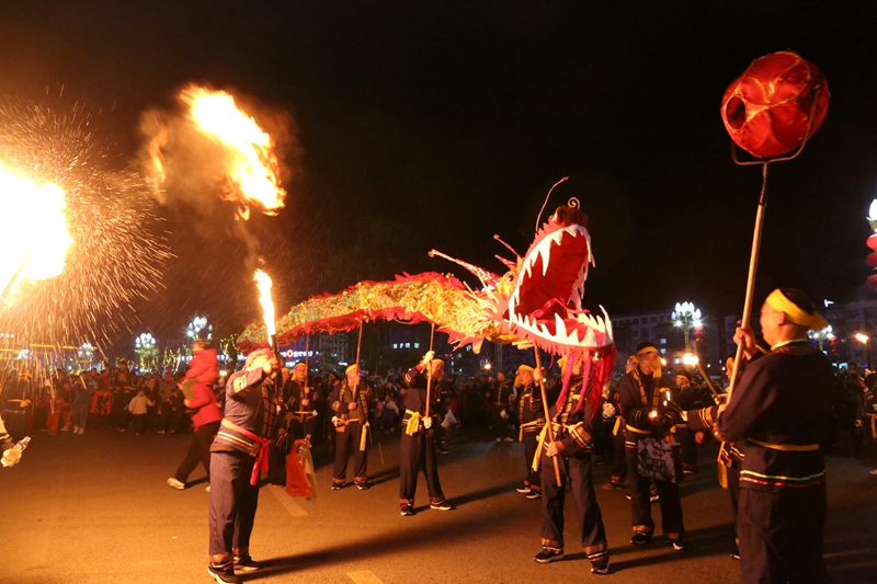 “火龍”在夜色中翻騰起舞。