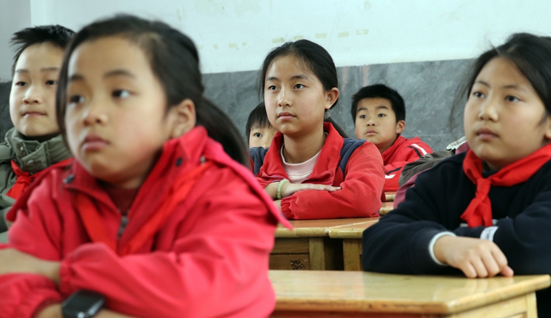 师生正通过班班通收听收看贵州省2026年春季学期“开学第一课”。