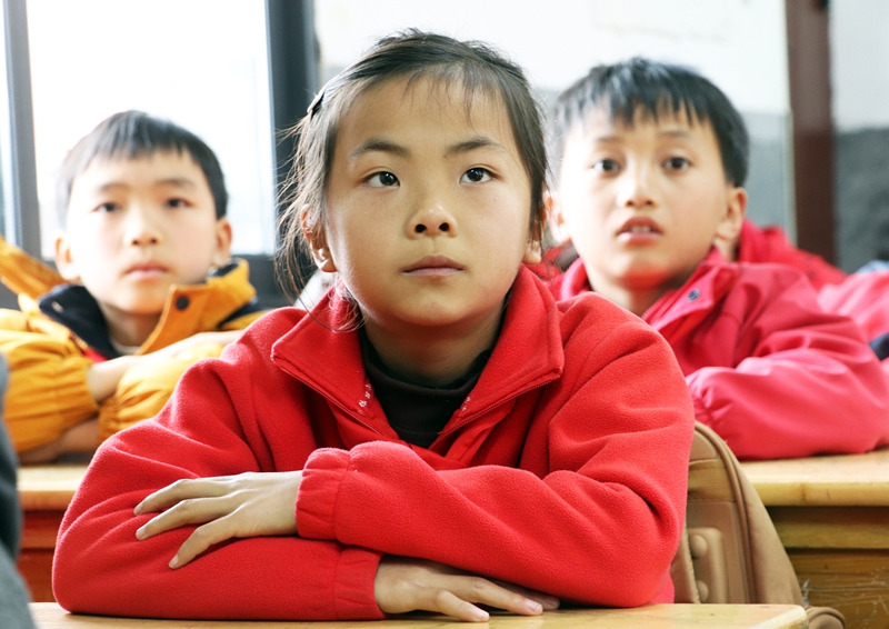 师生正通过班班通收听收看贵州省2026年春季学期“开学第一课”。