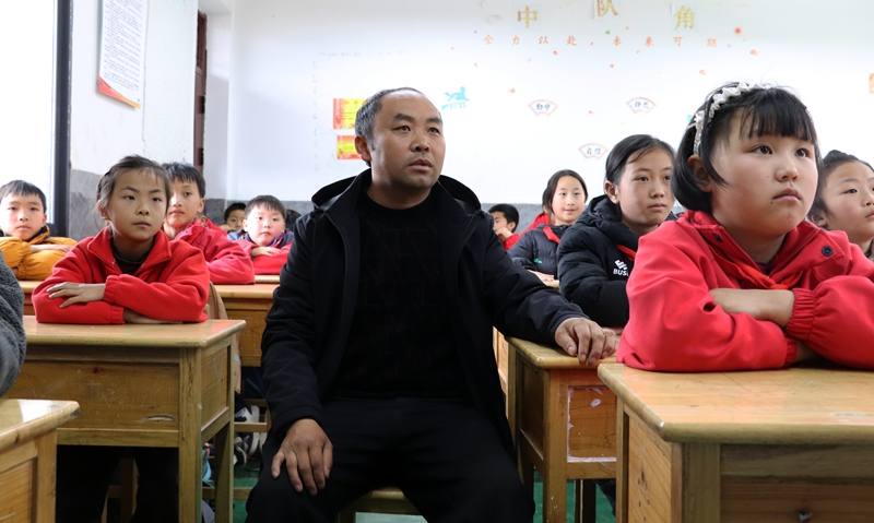 师生正通过班班通收听收看贵州省2026年春季学期“开学第一课”。