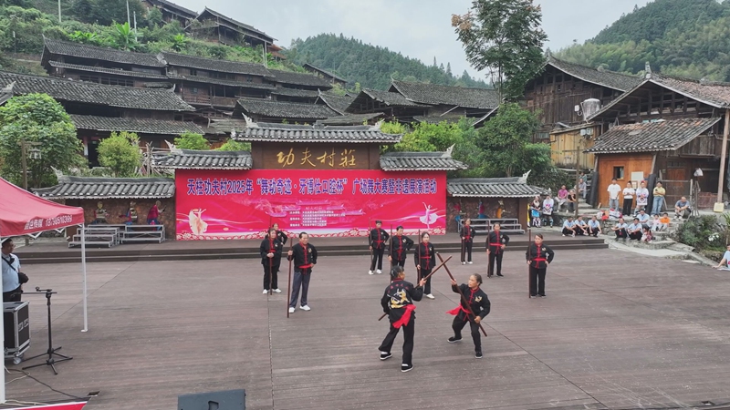 天柱功夫村群眾武術表演。