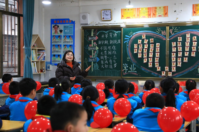 在剑河县城关第三小学,老师带领学生们读开学寄语。钟成炫 摄