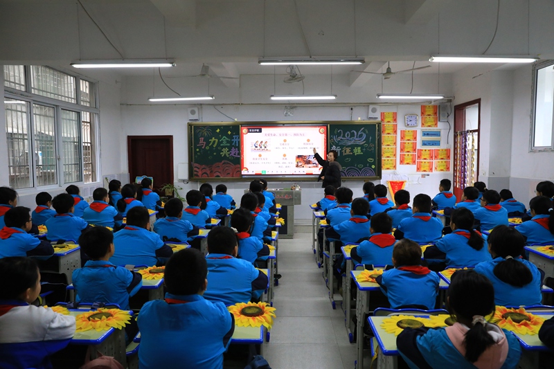 在剑河县城关第三小学,老师正在为学生们上安全教育课。钟成炫 摄 (2)