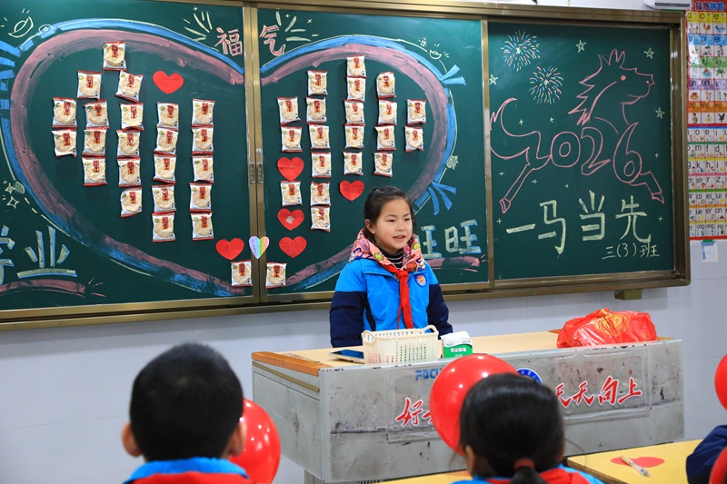 在剑河县城关第三小学,学生们正在大声说出新学期愿望。钟成炫 摄 (2)