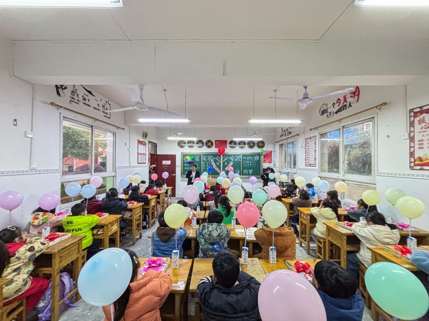 3月2日，德江縣實驗小學，一場以“德美教育”為主題的“開學第一課”如期舉行，為新學期拉開序幕。張鳳琴攝