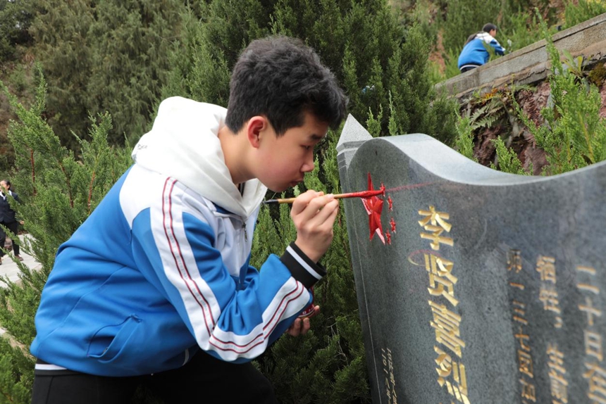 學生在給烈士墓碑描紅。楊文美攝