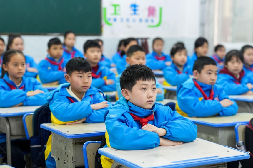 3月2日，銅仁市第四小學學生聆聽安全教育“開學第一課”。彭俊攝