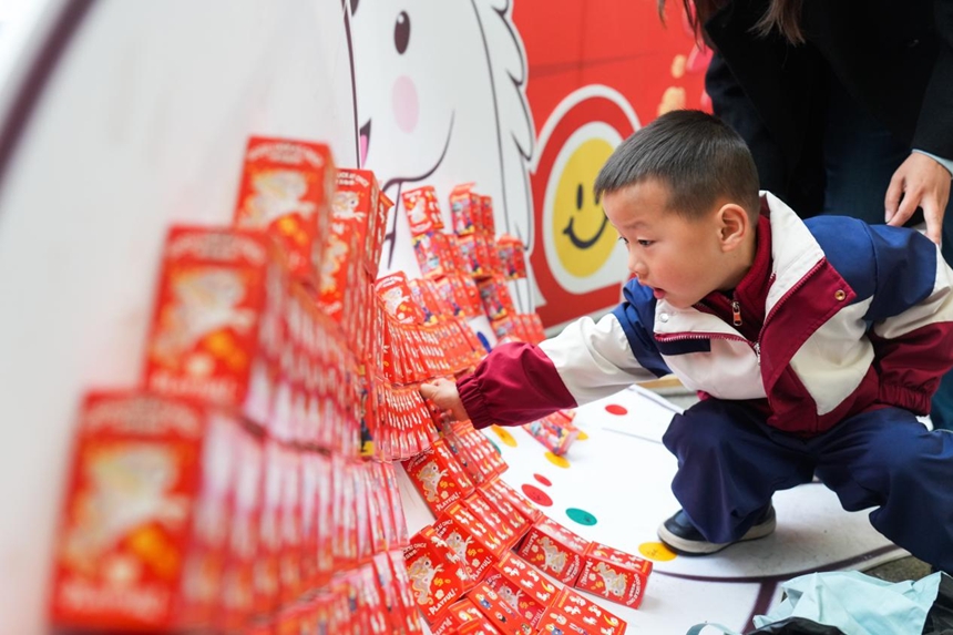 3月2日，萬山區第一幼兒園小朋友進校園抽取新年禮物。彭俊攝