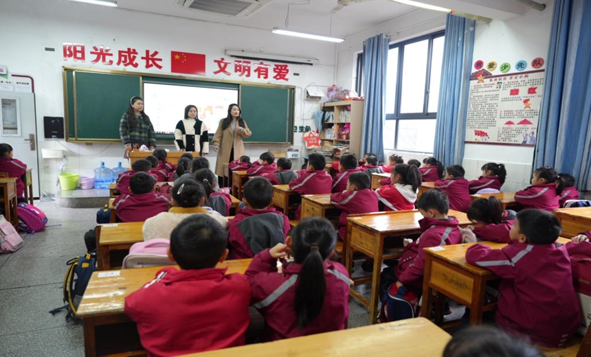 3月2日，在銅仁市逸群小學，一年級（8）班的學生上開學第一課。申逸愷攝