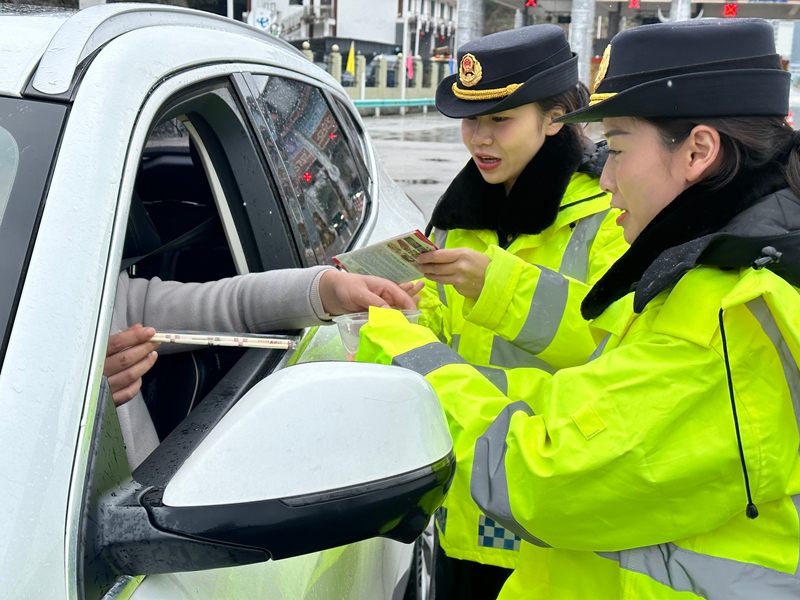 2 交通执法员发放宣传资料